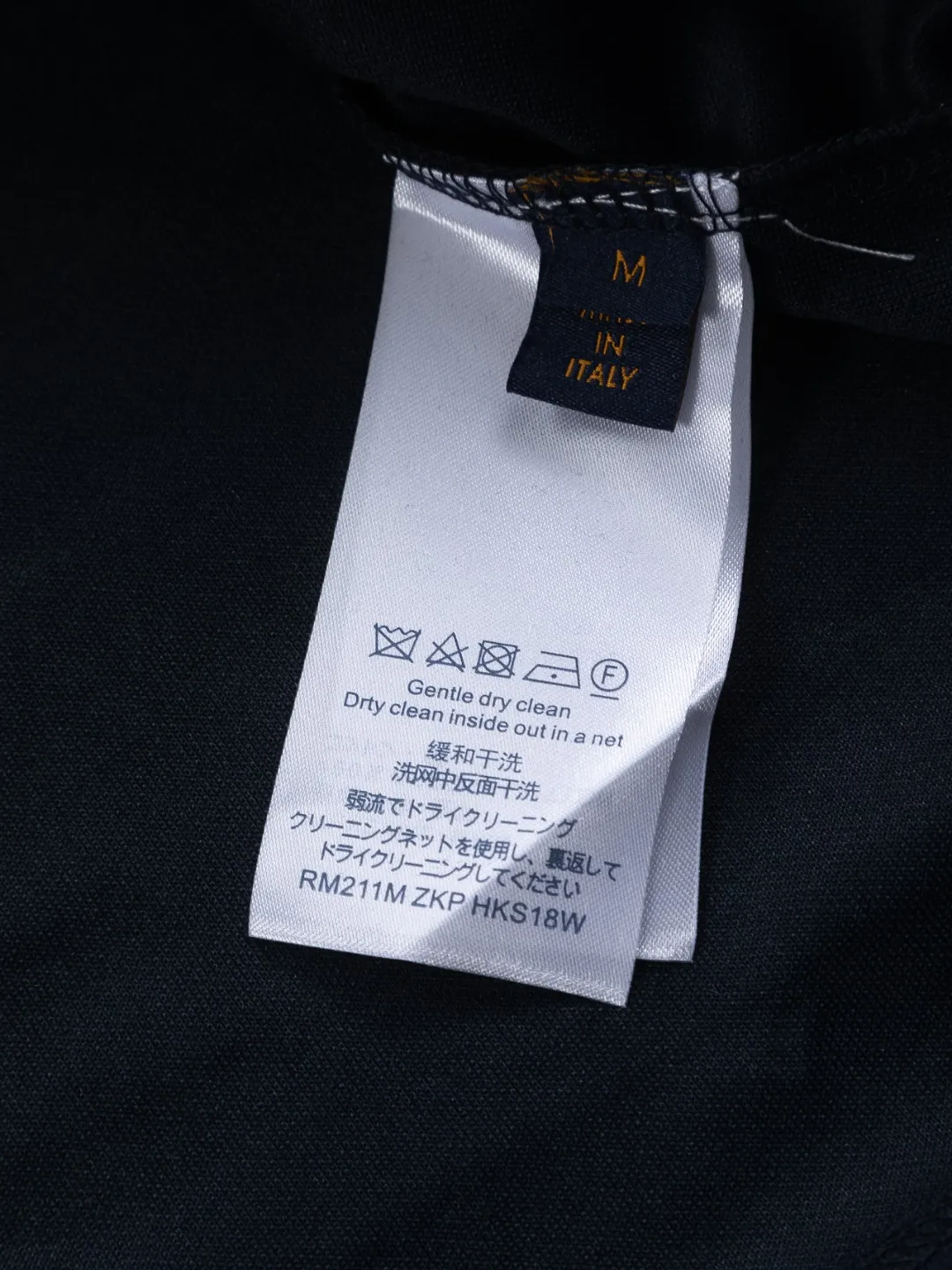 🅿️210 Louis Vuitton 1V LV micro-wide version S-XL LV 26ss new product counters are on the shelves at the same time. Multiple craftsmanship, composite fabrics, all-over cutting🔥Fire flower clouds☁️letter logo🪡 embroidery, round neck short-sleeved T-shirt, same style for men and women! Consigned to one-to-one creation. Synchronized with the official website, pure cotton fabrics at the counter! It is close to the skin and comfortable, durable and easy to wear. It has a classic and simple logo design and meticulous original craftsmanship. Short-sleeves, a must-have item for men, do not appear to be the same for the general public, but must be unique and eye-catching. This LV short-sleeve is all about quality, comfort, the same shape and fashion as always, including fabrics and cutting techniques. All of them have been made with great effort! 320 grams of washed pure cotton fabric, pure cotton is breathable, very refreshing and comfortable for daily wear. The rib knitting on the neckline is smooth and tight, and the neckline will not be skewed if you toss it at will. The loose version, you will find that it looks really good on the upper body. The overall is minimalist and neat, super versatile for daily use! Pair it casually with a pair of pants for a youthful look. A T-shirt will make your outfit crazy. It is a fashionable item that can never go wrong! Color: Black White Gray Purple Size: S-XL Size chart: S: Shoulder width 50-Bust 56-Length 70 M: Shoulder width 52-Bust 57-Length 72 L: Shoulder width 54-Bust 59-Length 74 XL: Shoulder width 56-Bust 62-Length 76